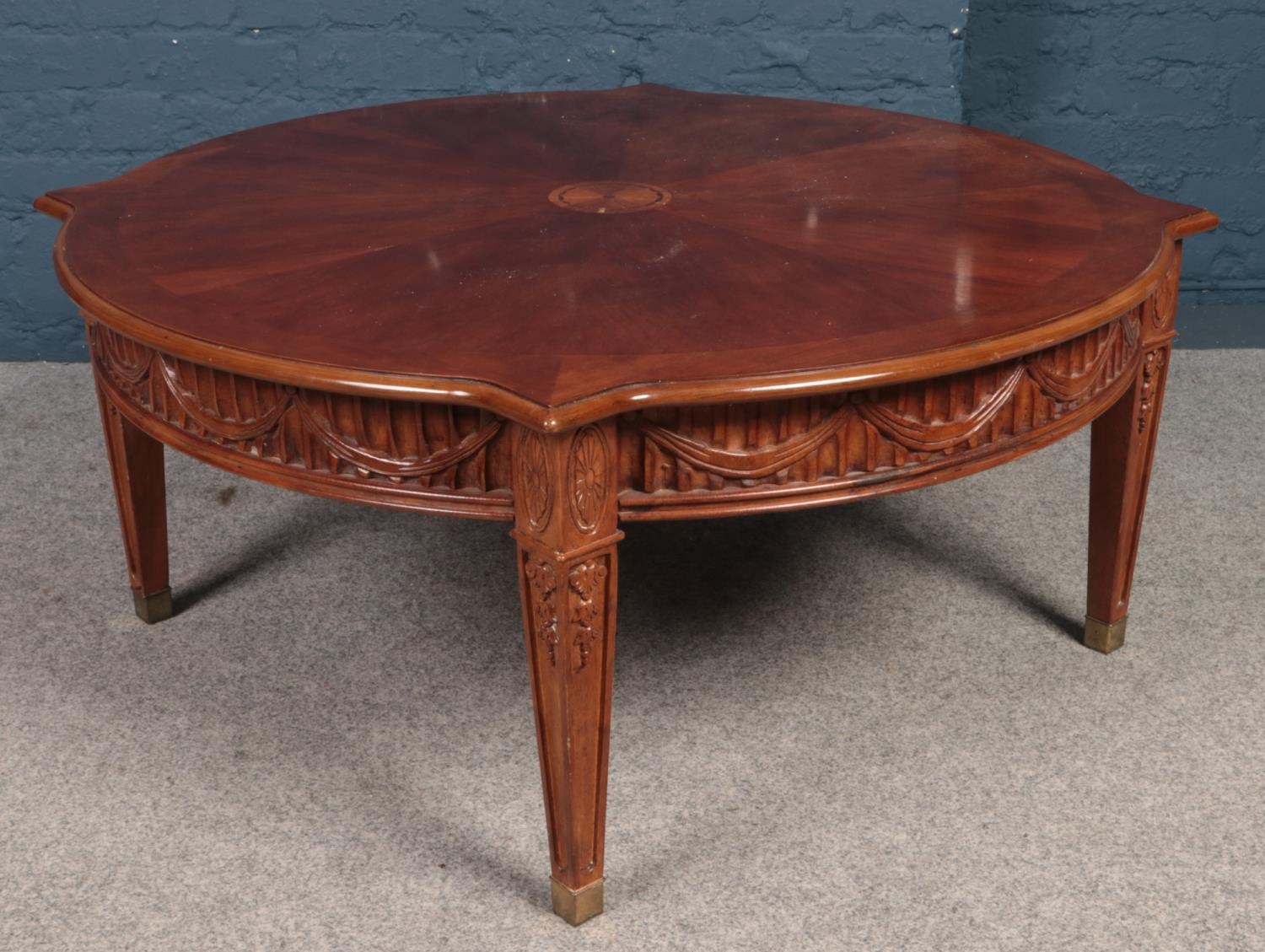 A circular mahogany fan patera coffee table. (48cm x 106cm)