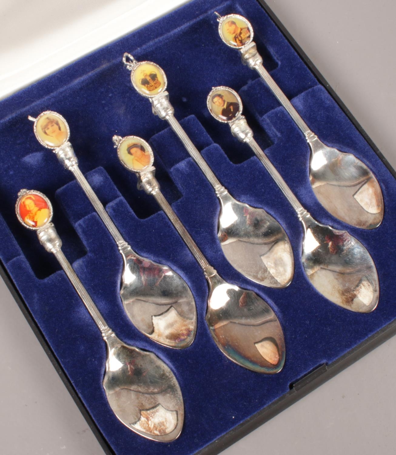 A cased set of 6 commemorative silver plate collectors spoons with portrait and mythical beast