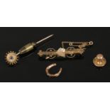 Four oddments of 9ct gold. To include a brooch, horseshoe, weight and pin. Total weight: 4.82g.