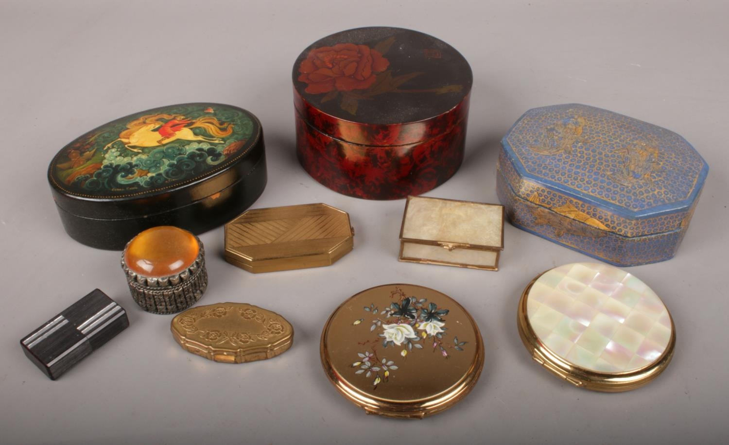 A small group of collectables. Includes pill boxes, compacts, lacquered boxes etc.