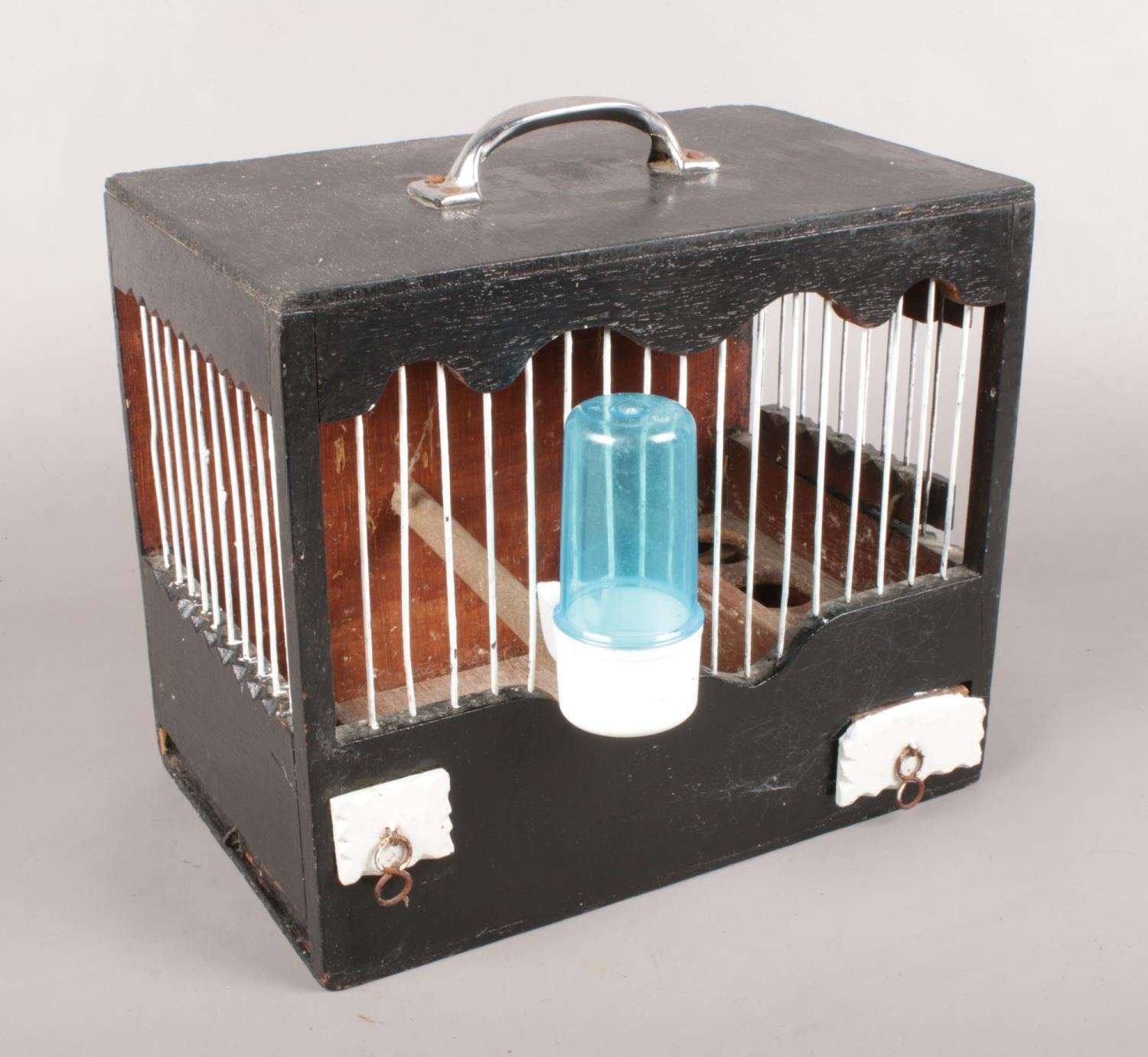 A small vintage wooden birds cage. (22.5cm x 25cm)