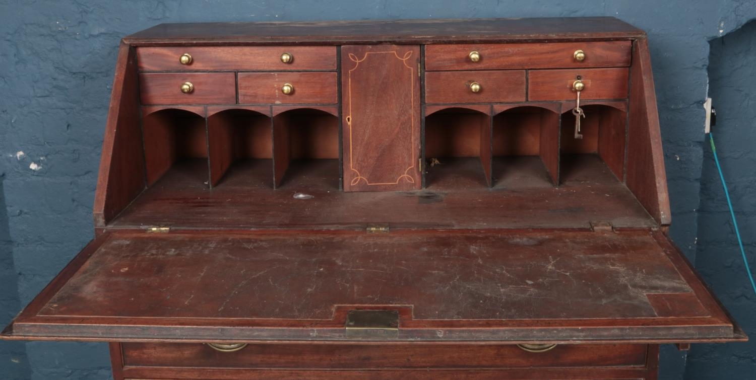 A Georgian mahogany bureau. (113cm x 107cm x 51cm) - Bild 2 aus 2