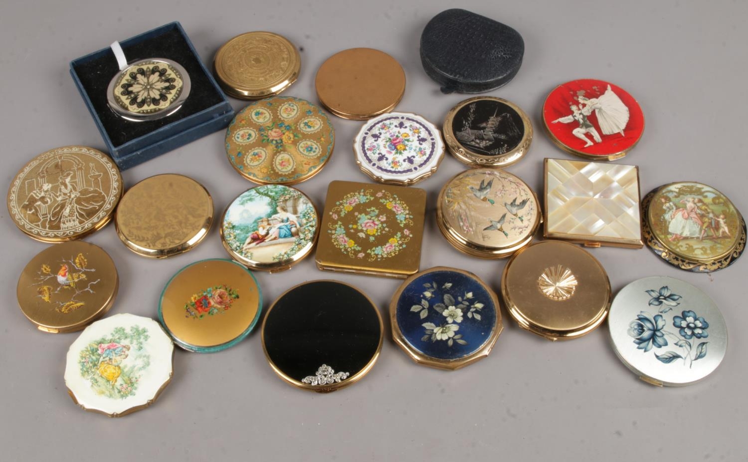 A group of 22 vintage powder compacts. To include Stratton, Rigu, Zenette etc