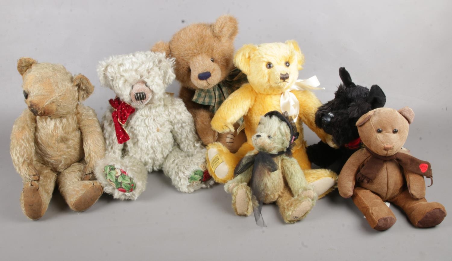 A group of vintage teddy bears. To include a Grisly Limited Edition 32/222 Mohair jointed bear, a