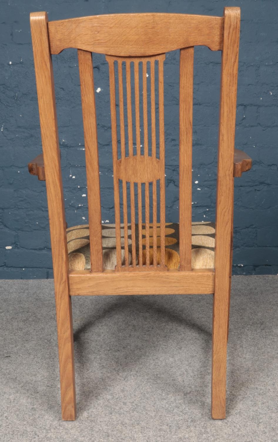 An Art & Crafts style Oak Elbow chair. H: 96cm, W: 58cm. - Bild 3 aus 3