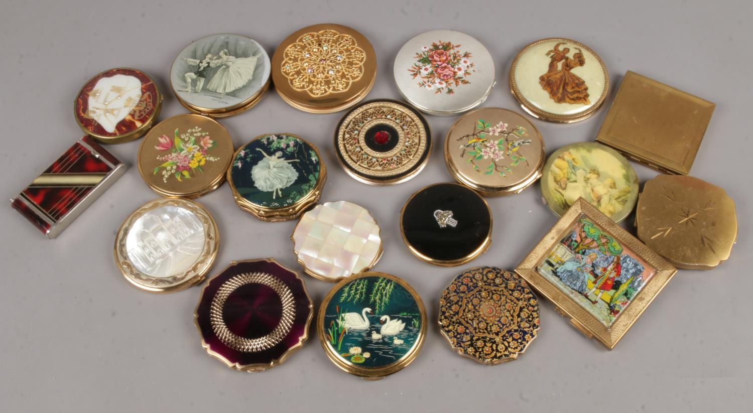 A group of 20 Vintage Powder compacts. To include Stratton, Kigu, Melissa etc