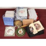 A collection of mostly boxed cabinet plates. Includes Royal Doulton Valentine's Day, Royal Vistas