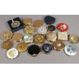 Twenty two vintage powder compacts. To include Stratton, Rigu, Zenette etc