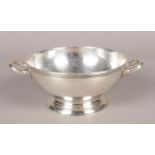 A Victorian silver twin handled pedestal bowl. Assayed Sheffield 1899 by Mappin & Webb. Diameter