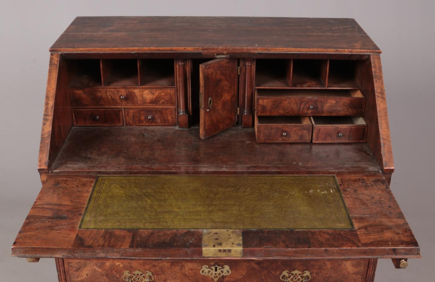 An early Georgian figured walnut bureau with fitted interior. 98cm x 92.5cm x 60.5cm. - Bild 2 aus 3