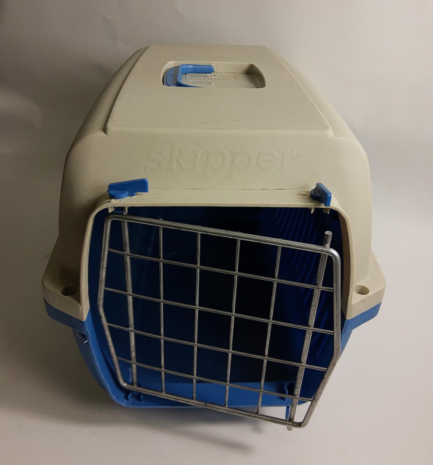 A nice wee CAT CARRIER in ROBUST plastic! 45cm long x 30cm width