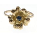 18k stamped floral inspired ring with small sapphire centre size O, weight gross 3.40g approx