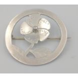 Hallmarked Birmingham 1982 silver circular brooch with flower head design