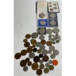 A MIXED LOT OF BRITISH COINAGE AND COLLECTABLE COINS to include a bag of sixpences and an old