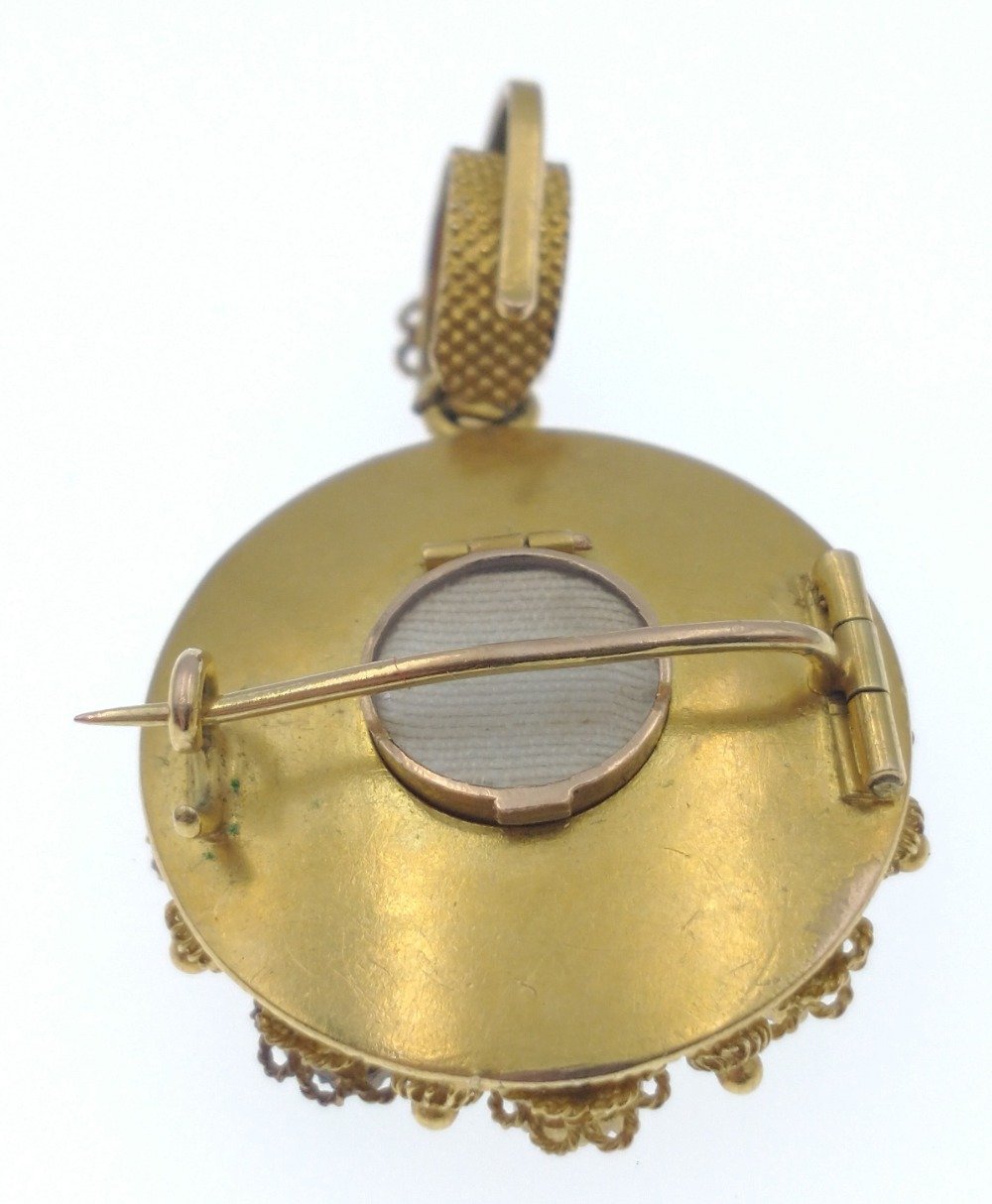 EXQUISITE CRAFTSMANSHIP!A QUALITY VICTORIAN 'yellow metal' circular mourning PENDANT/BROOCH set - Image 3 of 3