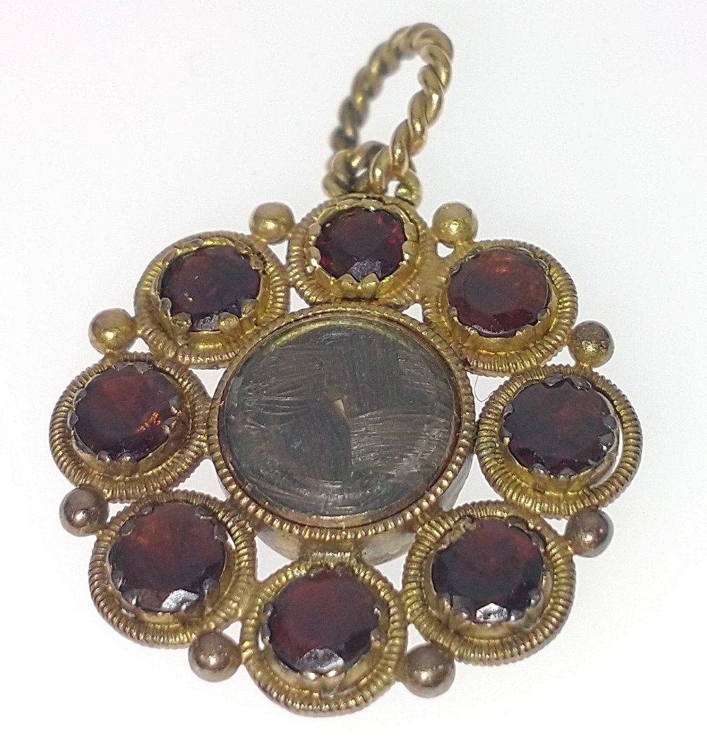 NICE QUALITY! VINTAGE 'yellow metal' mourning PENDANT set with 8 garnets surrounding woven hair, - Image 3 of 3