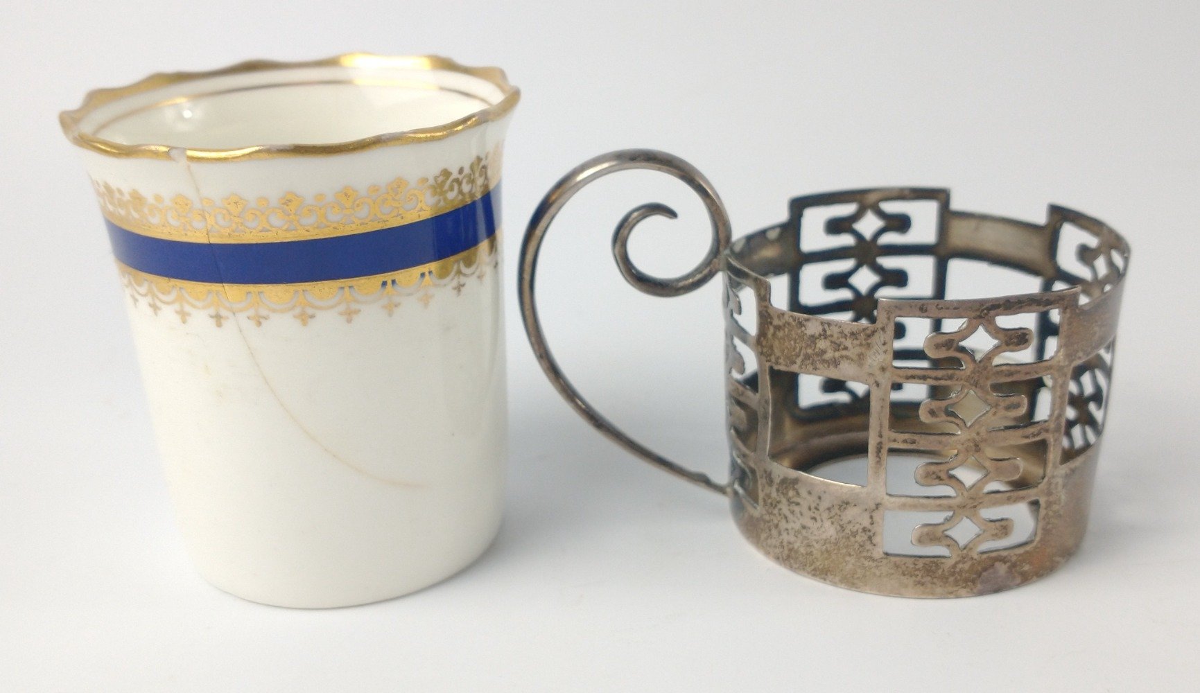 An AYNSLEY gilded COFFEE CAN and saucer with a silver WALKER & HALL, Sheffield hallmarked 1925 cup - Bild 4 aus 8
