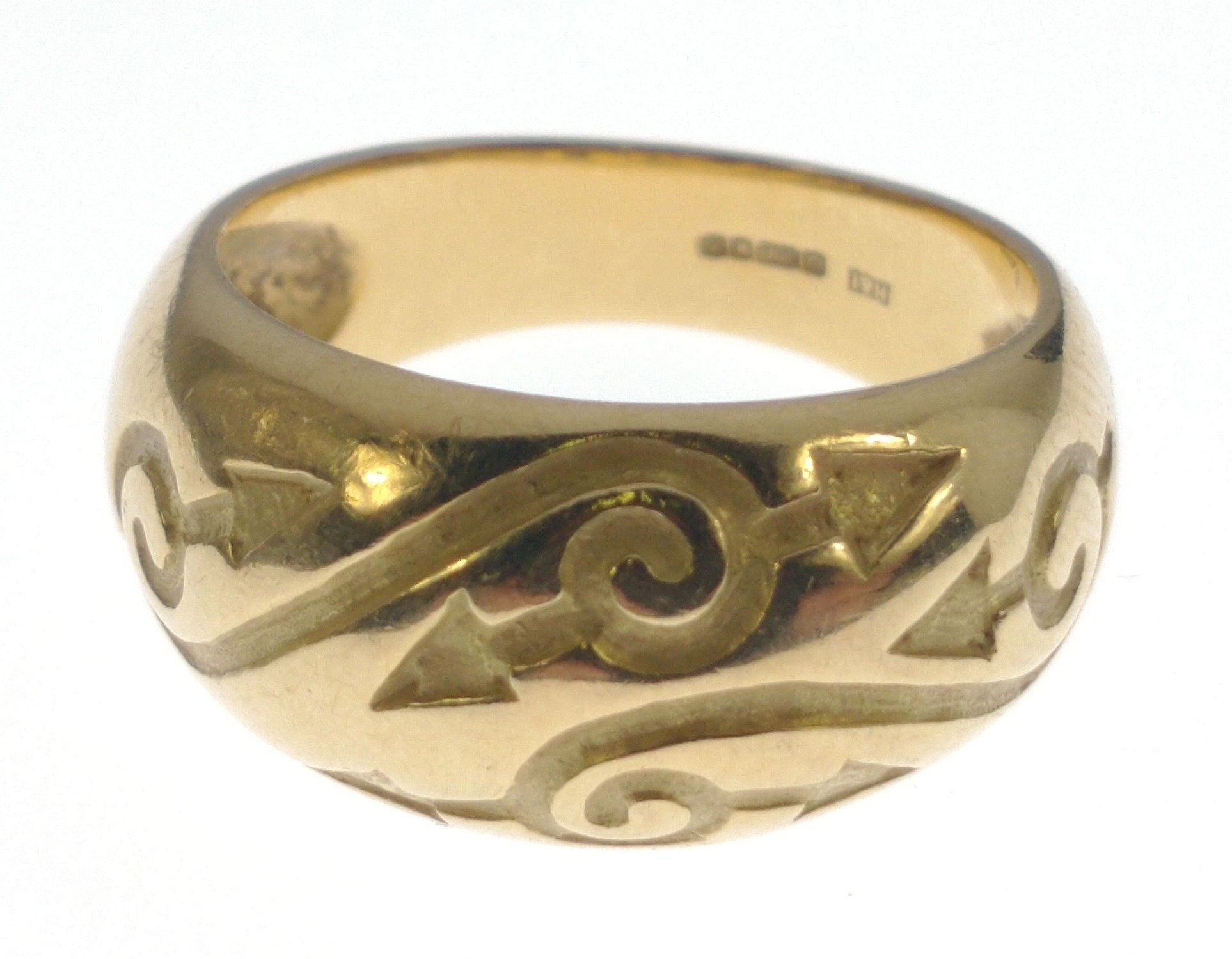 STUNNING! 750 stamped yellow gold RING with scrolled engraving, ring size O, weight 9.10g approx