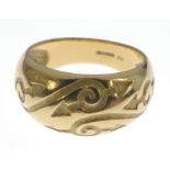STUNNING! 750 stamped yellow gold RING with scrolled engraving, ring size O, weight 9.10g approx