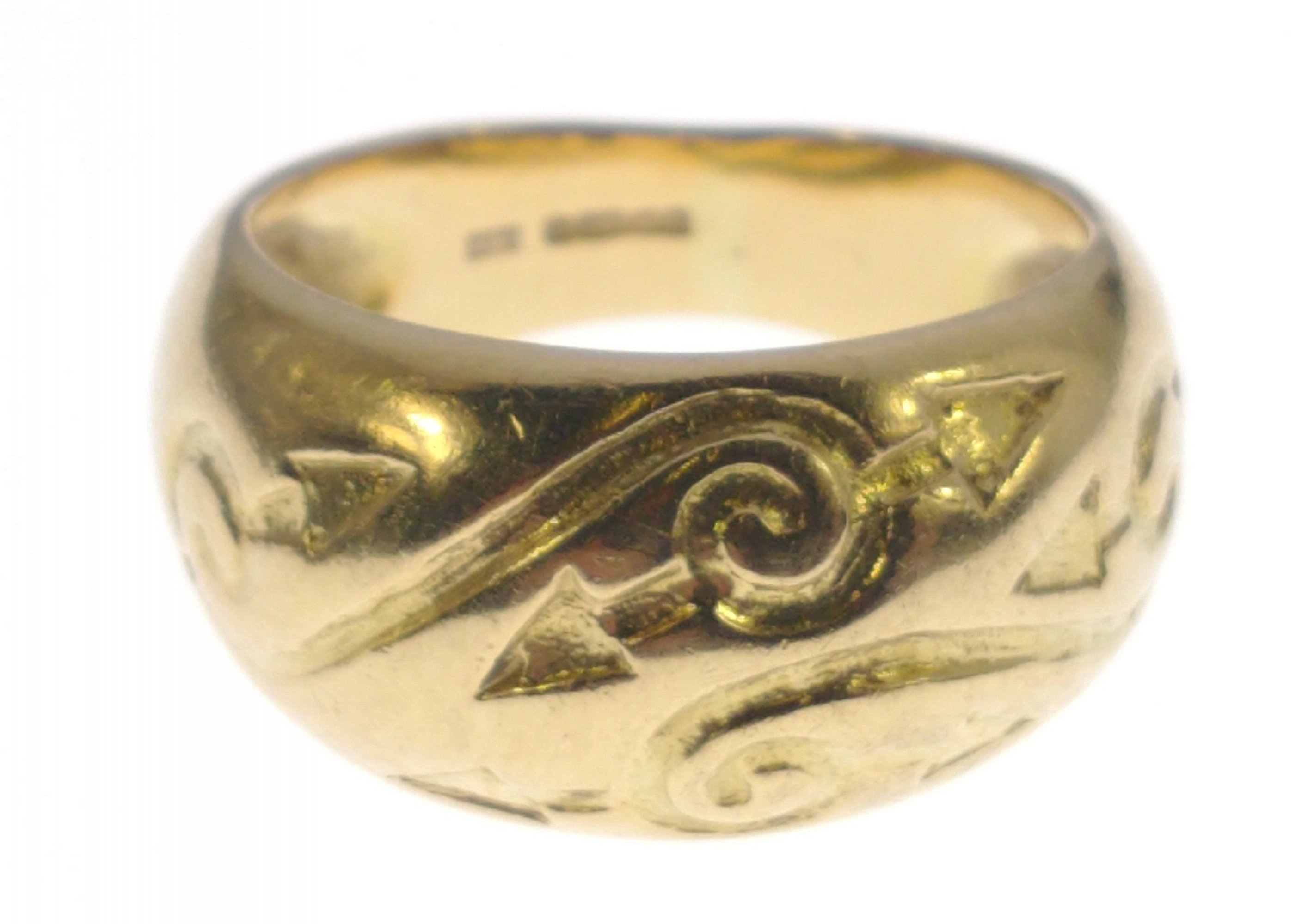 STUNNING! 750 stamped yellow gold RING with scrolled engraving, ring size M, weight 8.50g approx