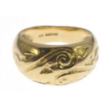 STUNNING! 750 stamped yellow gold RING with scrolled engraving, ring size M, weight 8.50g approx