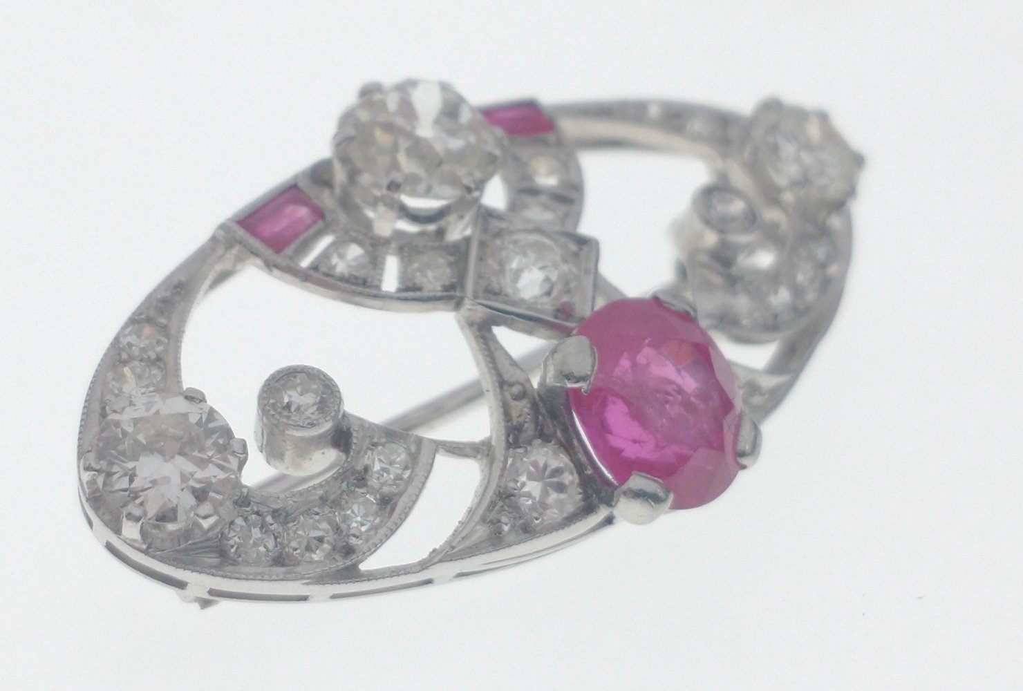 A VINTAGE DIAMOND encrusted 'white metal' pin BROOCH with a central pink stone (0.5cm diameter) - Image 3 of 5