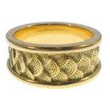 SUBSTANTIAL 750 stamped yellow gold graduated WEDDING BAND with shell effect pattern, ring size Q,