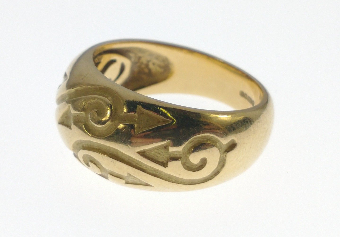 STUNNING! 750 stamped yellow gold RING with scrolled engraving, ring size O, weight 9.10g approx - Image 3 of 4