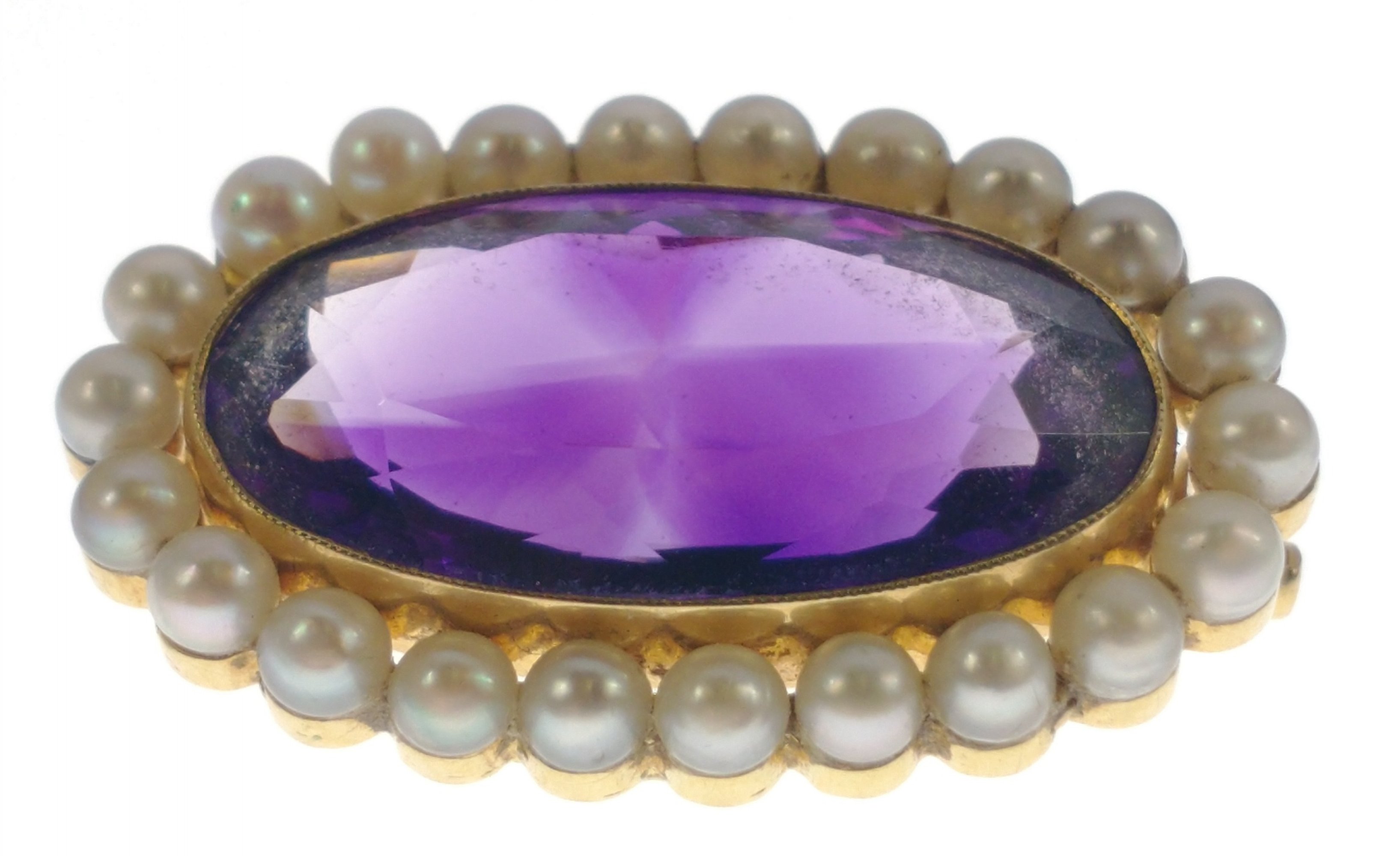 Vintage nice quality! 750 stamped BROOCH, yellow gold oval shaped amethyst & surrounded by small
