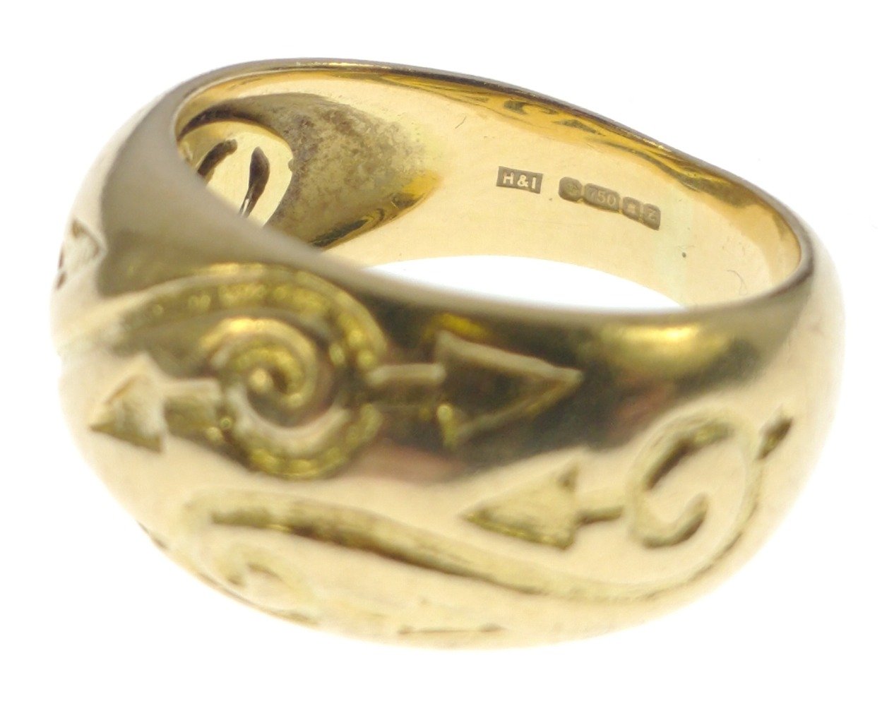 STUNNING! 750 stamped yellow gold RING with scrolled engraving, ring size M, weight 8.50g approx - Image 4 of 4