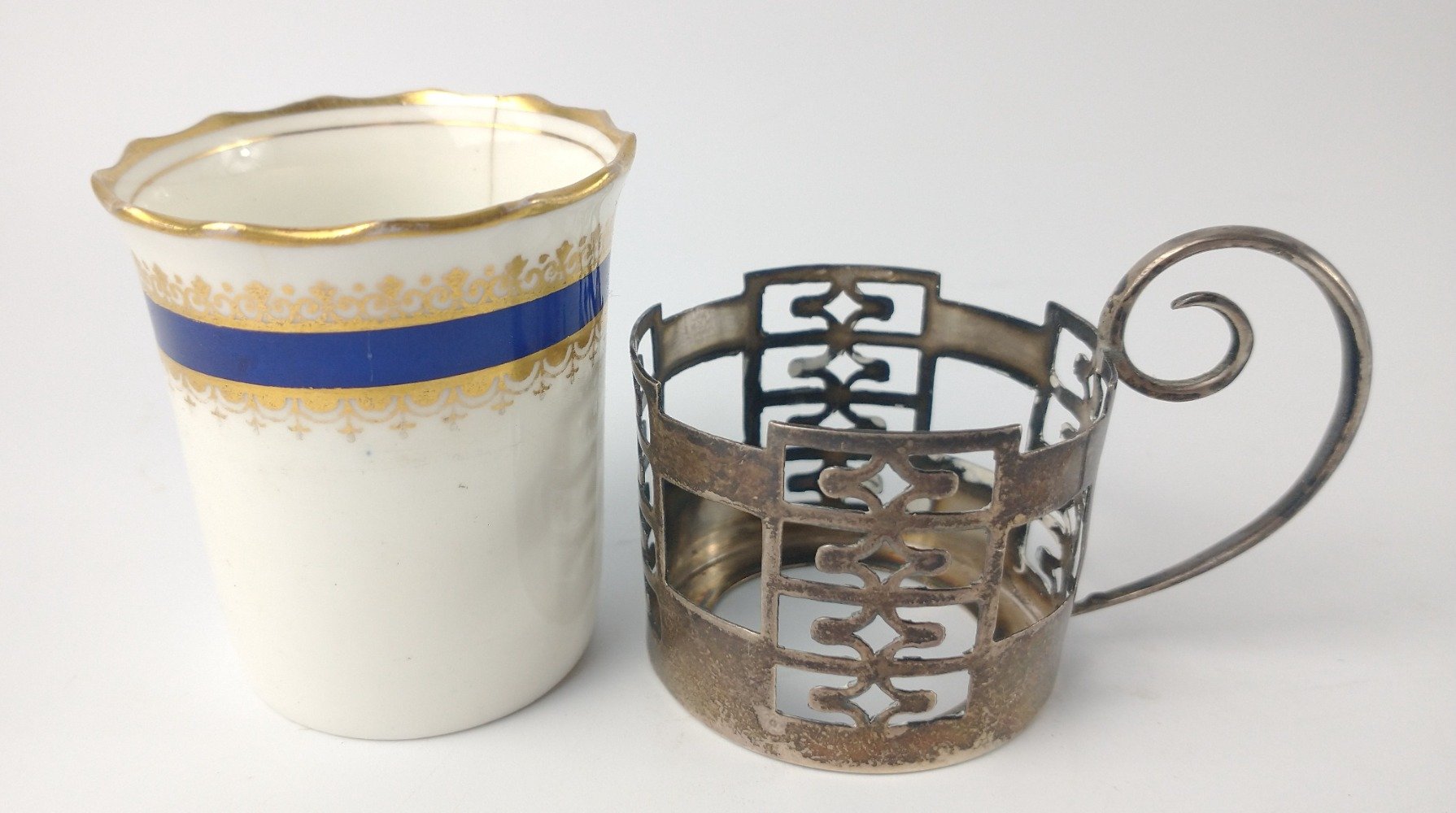 An AYNSLEY gilded COFFEE CAN and saucer with a silver WALKER & HALL, Sheffield hallmarked 1925 cup - Bild 3 aus 8