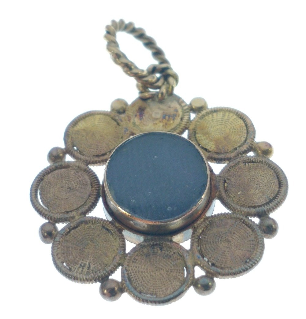 NICE QUALITY! VINTAGE 'yellow metal' mourning PENDANT set with 8 garnets surrounding woven hair, - Image 2 of 3