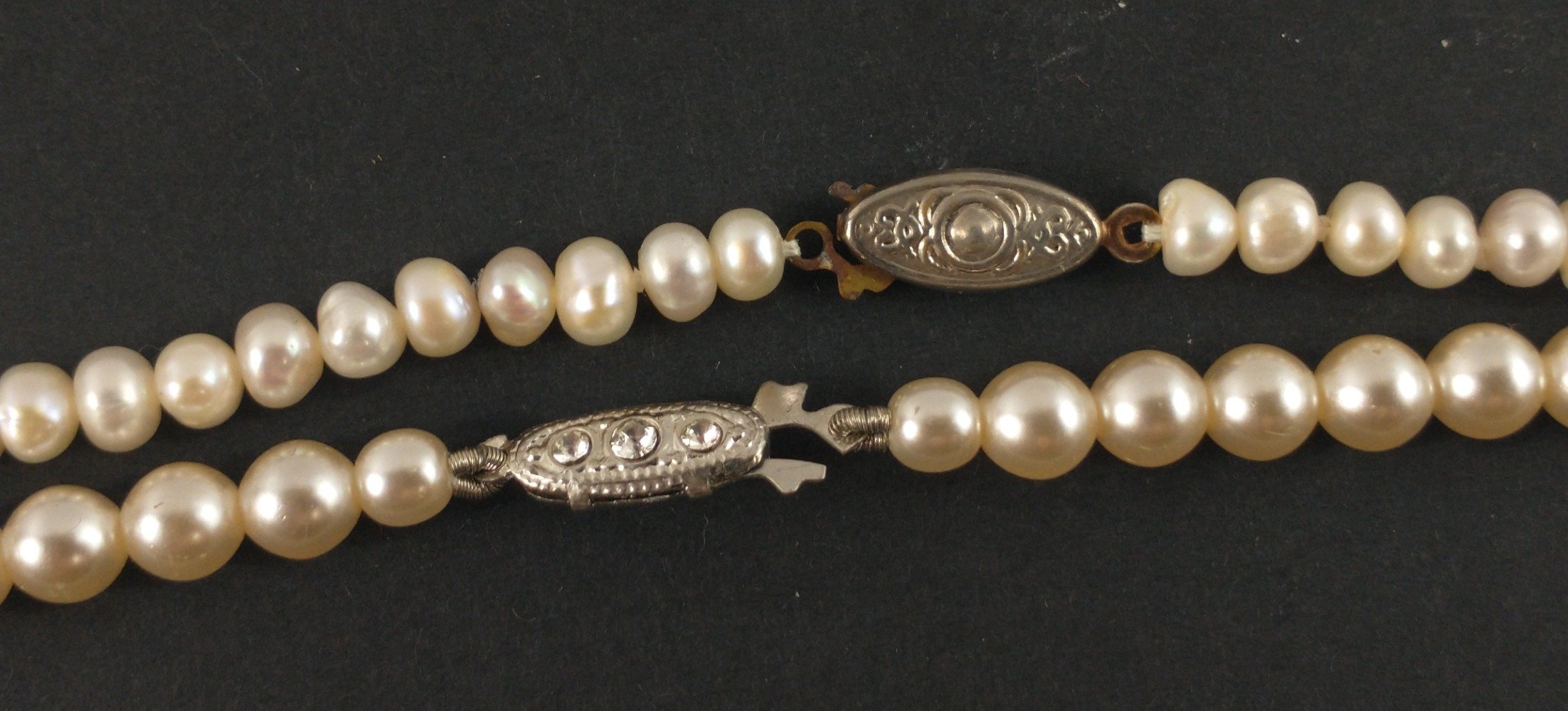 TWO STRINGS OF REAL PEARLSA nice string of real PEARLS with white metal clasp with three small - Image 3 of 8