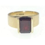 375 stamped yellow gold ring size N, set with a rectangular garnet, 5.20g gross weight