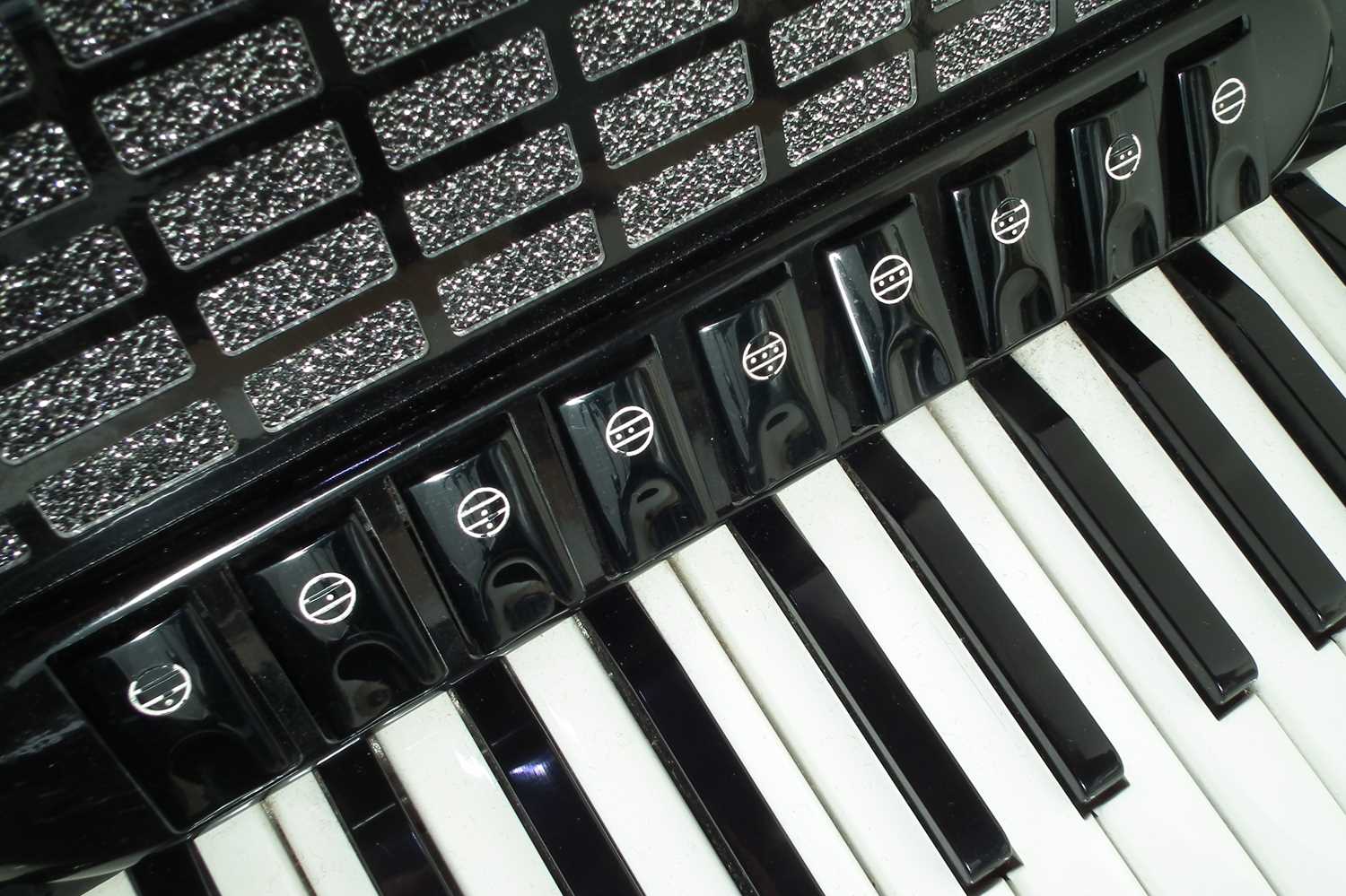 Menghini piano accordion - Image 6 of 10