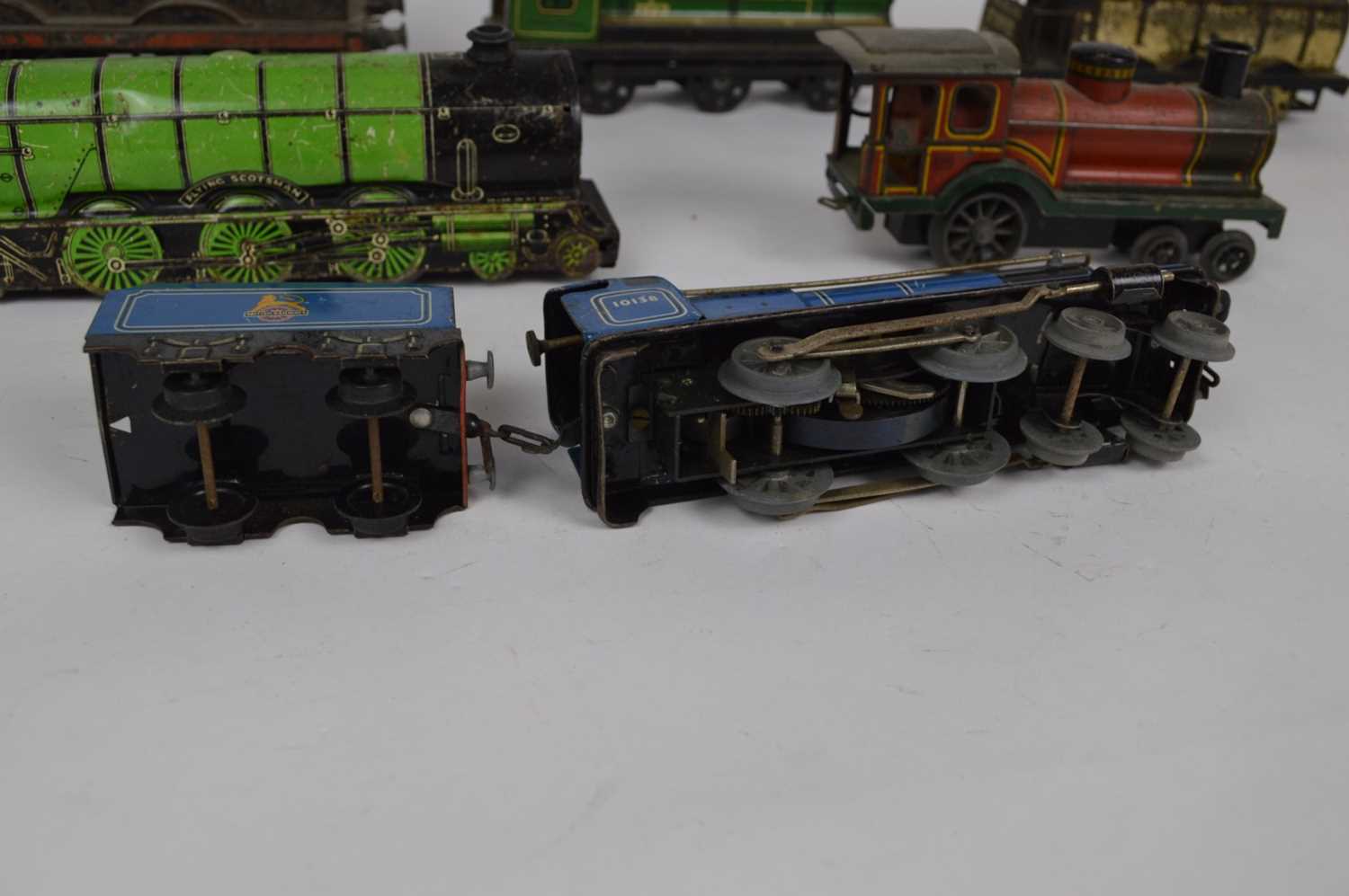Collection of six wind up clockwork tinplate locomotives - Bild 3 aus 12