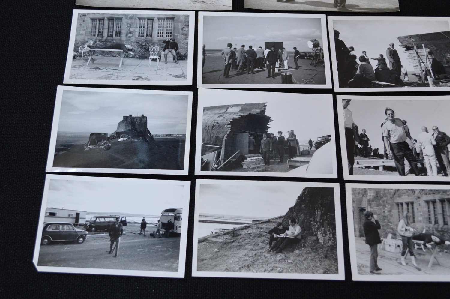 17 photographs on the set of Cul-De-Sac in 1965/66 directed by Roman Polanksi - Image 4 of 5