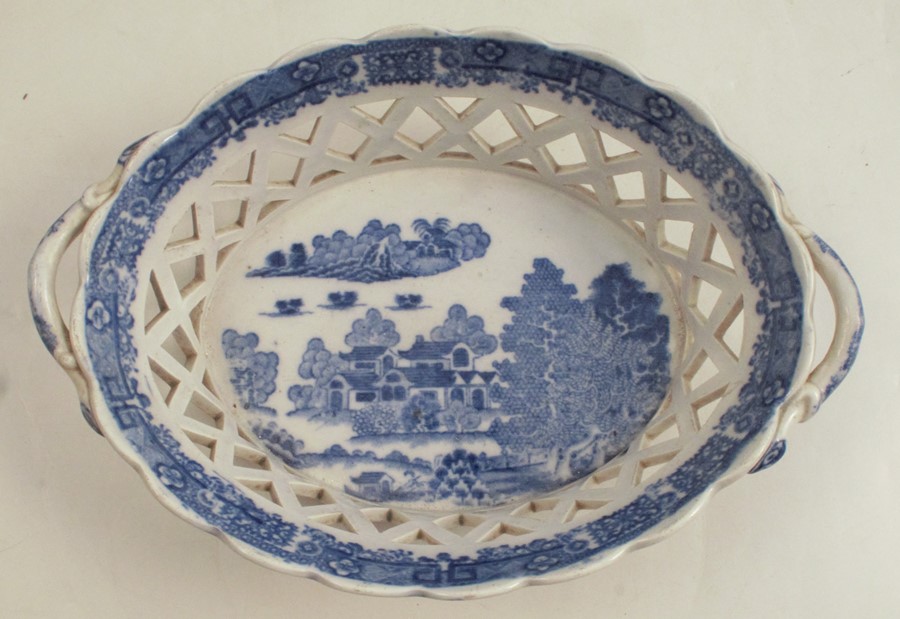 An early 19th century blue and white chestnut basket, decorate with buildings in a landscape, - Image 3 of 4