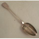 A Georgian silver fiddle pattern straining spoon, engraved with a crest, London 1827, weight 5oz,