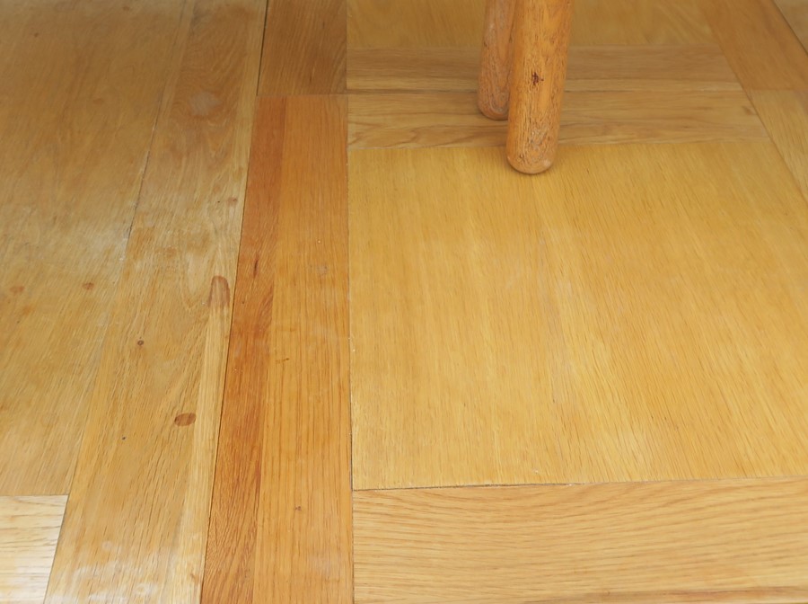 A 20th century drawer leaf dining table, together with a set of four dining chairs - Image 3 of 3