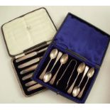 A cased set of six silver tea spoons, and sugar tongs, with engraved decoration, Sheffield 1903,