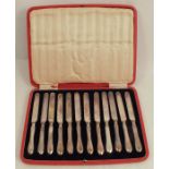 A cased set of twelve silver handled tea knives, Sheffield 1916