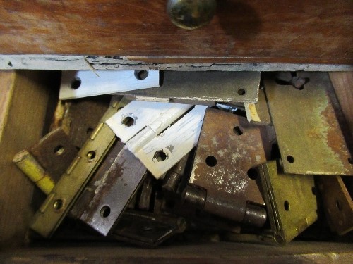 A small chest of three drawers, containing hinges, mounts, clock keys, a tin of gilt handles etc - Image 5 of 6