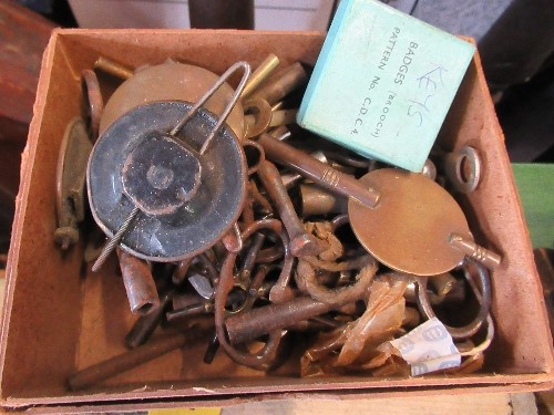 A small chest of three drawers, containing hinges, mounts, clock keys, a tin of gilt handles etc - Image 2 of 6