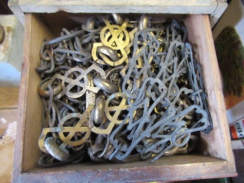 A small chest of three drawers, containing hinges, mounts, clock keys, a tin of gilt handles etc - Image 3 of 6
