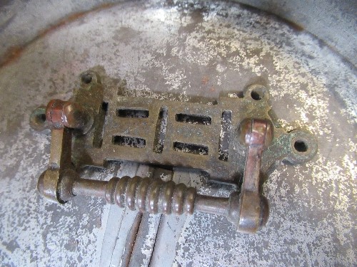 A small chest of three drawers, containing hinges, mounts, clock keys, a tin of gilt handles etc - Image 6 of 6