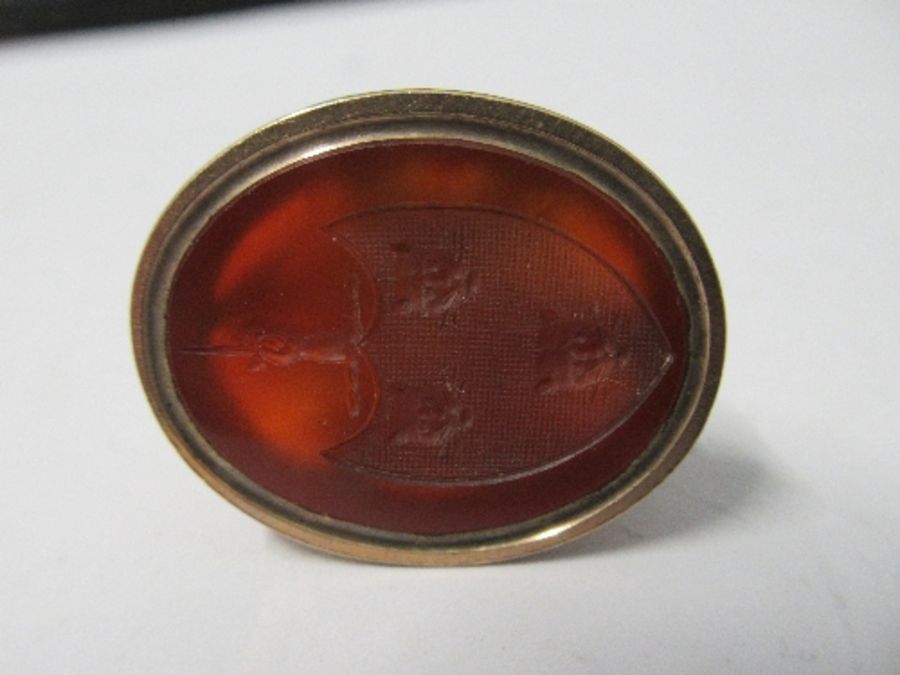 An early 19th century seal fob, set with a carnelian engraved with an armorial - Image 5 of 5