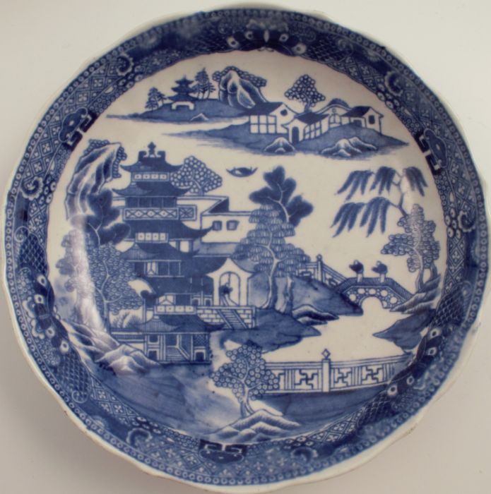 A 19th century Caughley dish, decorated in the Fisherman and Cormorant pattern, together with - Image 18 of 21