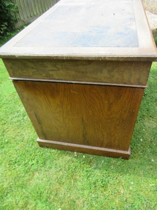 A Victorian oak and burr oak desk, fitted with one long drawer, flanked by four graduated drawers to - Image 3 of 4