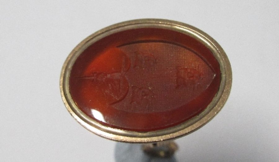 An early 19th century seal fob, set with a carnelian engraved with an armorial - Image 4 of 5